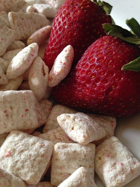 Strawberry Muddy Buddies