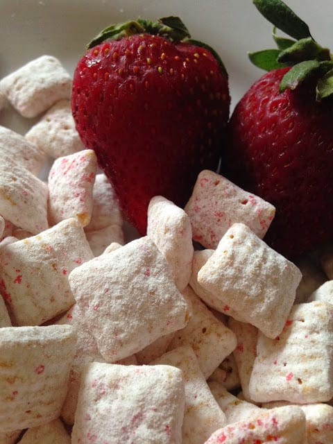 Strawberry Muddy Buddies strawberry muddy
